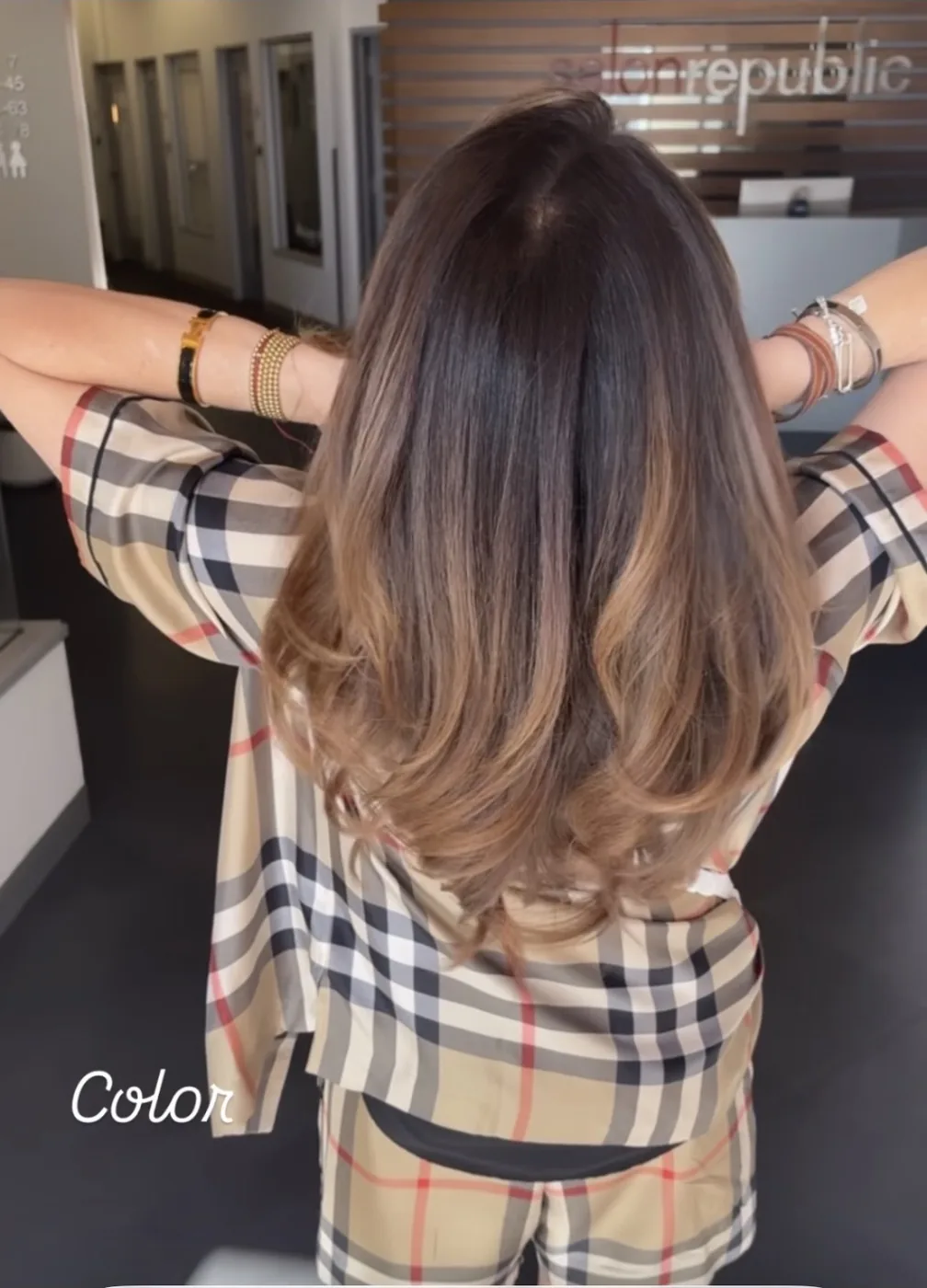 Long bronde balayage with a smooth dark root and blown-out ends